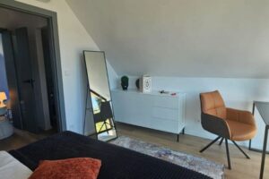 Wnętrze sypialni w domu modułowym z nowoczesnym wyposażeniem
